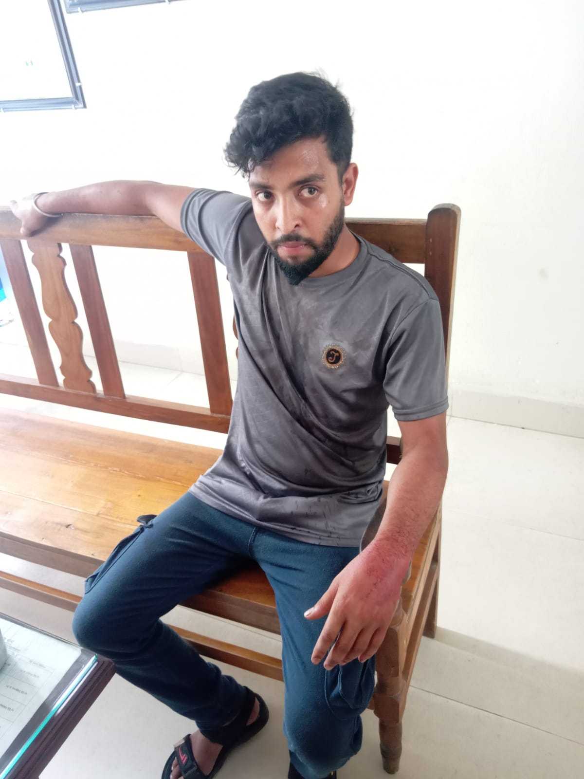 সৌদি ফেরত স্ত্রীর গ*লা কে*টে অ*স্ত্র নিয়ে থানায় হাজির স্বামী