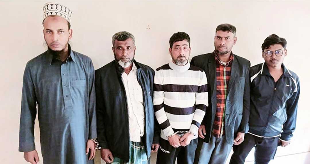 বীর মুক্তিযোদ্ধাকে হেনস্থার ঘটনায় আটক ৫