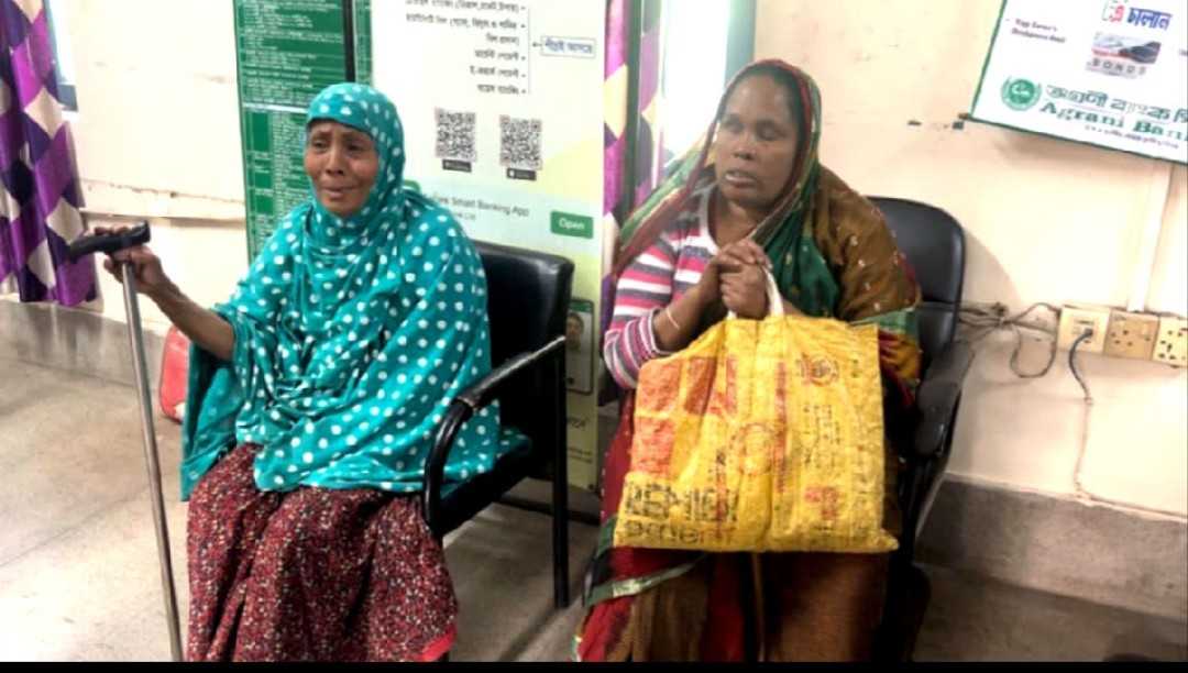 ভিক্ষা করে জমানো ‘৯৩ হাজার টাকা’ ব্যাংকে রাখতে গিয়ে খোয়ালেন এক বৃদ্ধা