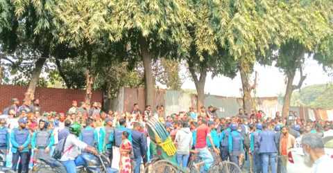 পূনরায় চাকরি ফিরে পেতে আবারও সদর দপ্তরের সামনে পুলিশ সদস্যরা