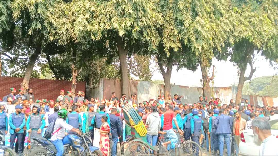 পূনরায় চাকরি ফিরে পেতে আবারও সদর দপ্তরের সামনে পুলিশ সদস্যরা